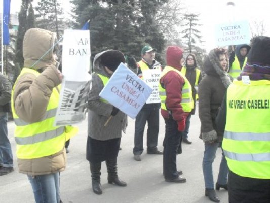 Păgubiţii Vectra au protestat în faţa Prefecturii: oamenii îşi vor casele